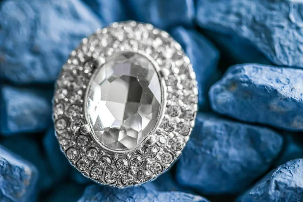 Lyx diamant örhängen närbild, smycken och mode varumärke — Stockfoto