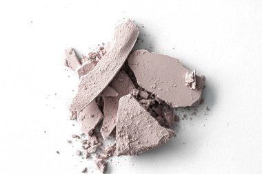 Makyaj paleti gibi soluk göz farı pudrası beyaz arka planda izole edilmiş, ezilmiş kozmetik ve güzellik dokusu