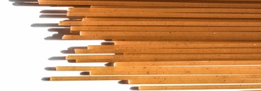 Kahverengi çiğ tahıllı spagetti, organik gıda malzemesi olarak İtalyan makarnası, makro ürün ve yemek kitabı tarifi.