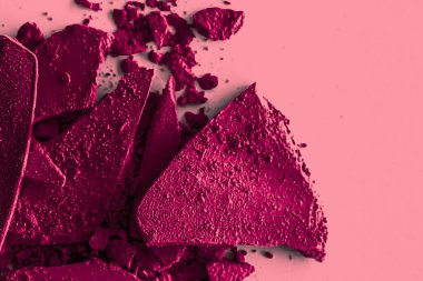 Makyaj paleti olarak Burgundy göz farı pudrası yakın plan, ezilmiş kozmetik ürünleri ve güzellik dokusu