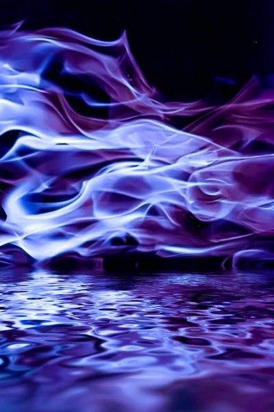 Abstrakter lila Rauch im Wasser als minimaler Hintergrund, magischer Hintergrund und Flow-Design — Stockfoto