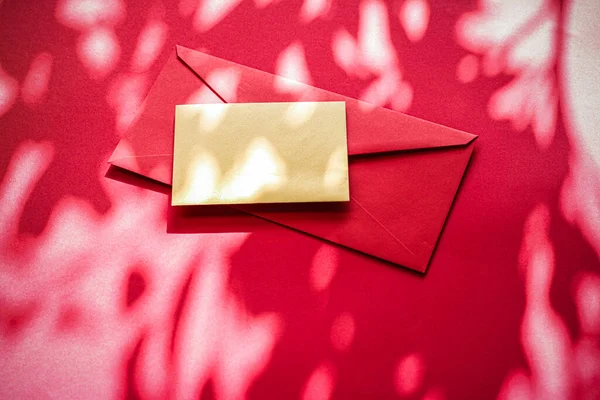 Identité de la marque de beauté en tant que modèle flatlay, carte de visite et lettre pour la marque de luxe en ligne sur fond d'ombre rouge — Photo