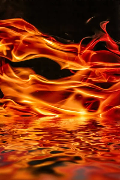 자연적 인 요소와 추상적 인 배경으로서 물 속에서 뜨거운 불꽃 — 스톡 사진
