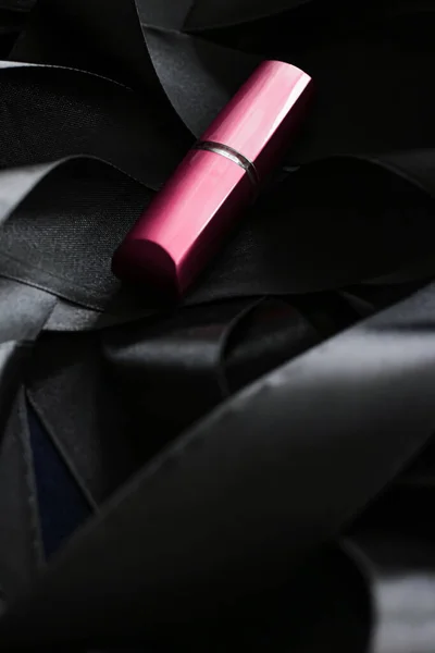 Lápiz labial rosa sobre fondo de seda negro, maquillaje de lujo y cosméticos de belleza — Foto de Stock