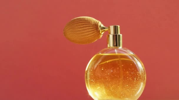 Garrafa de perfume dourado e clarões brilhantes, perfume de fragrância chique como produto de luxo para marca de cosméticos e beleza — Vídeo de Stock