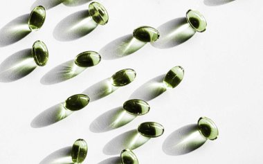 Sağlıklı beslenme için yeşil bitkisel kapsüller, ecza markası mağazası, probiyotik ilaç hapları sağlık hizmetleri için veya ilaç endüstrisi reklam ürünleri için destek ürünleri