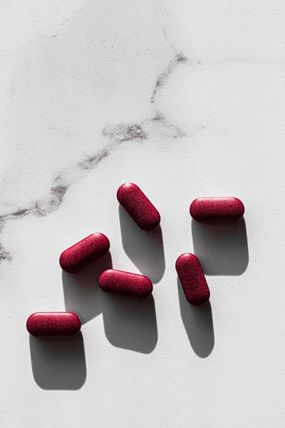 Pílulas vermelhas como medicamentos à base de plantas, loja de marca farmacêutica, drogas probióticas como cuidados de saúde nutricional ou suplementos dietéticos para anúncio da indústria farmacêutica — Fotografia de Stock