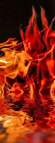 作为自然元素和抽象背景的水中炽热的火焰 — 图库照片