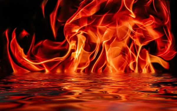 Flammes de feu chaud dans l'eau comme élément de la nature et fond abstrait — Photo