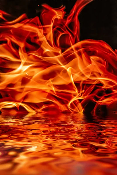 Horký oheň plameny ve vodě jako přírodní prvek a abstraktní pozadí — Stock fotografie