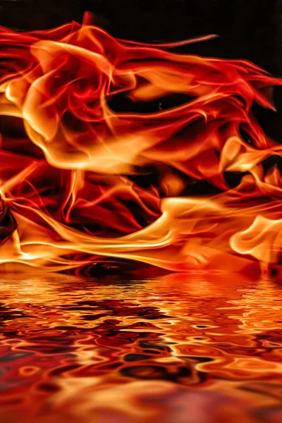 作为自然元素和抽象背景的水中炽热的火焰 — 图库照片