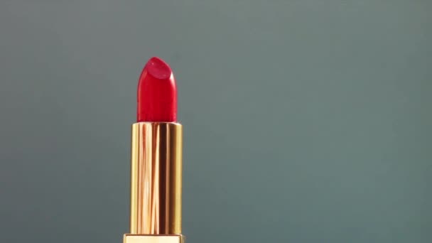 Lyx rött läppstift i gyllene röret på färg bakgrund och lysande ljus facklor, lyx make-up produkt och semester kosmetika för skönhet varumärke — Stockvideo