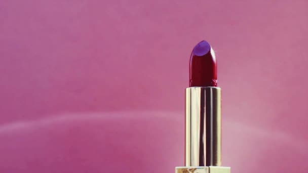 Lápiz labial rosa en tubo dorado y destellos de luz brillante, producto de maquillaje de lujo y cosméticos de vacaciones para la marca de belleza — Vídeos de Stock