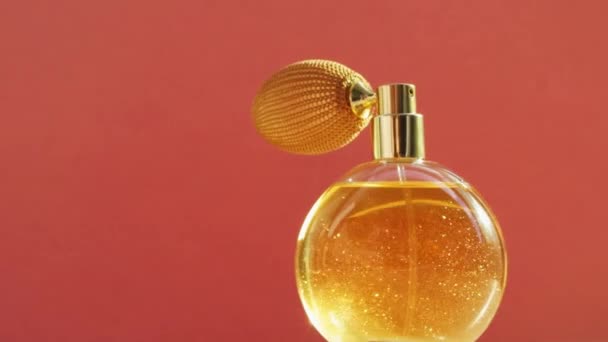 Gouden parfumfles en stralende lichtfakkels, chique geur als luxeproduct voor cosmetisch en schoonheidsmerk — Stockvideo