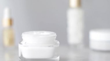 Sağlıklı cilt bakımı için spa, yüz ya da el kremi kavanozu, organik kozmetik ürünleri ve güzellik markası