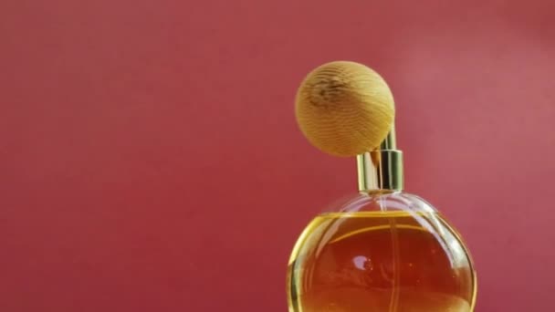 Garrafa de perfume dourado e clarões brilhantes, perfume de fragrância chique como produto de luxo para marca de cosméticos e beleza — Vídeo de Stock