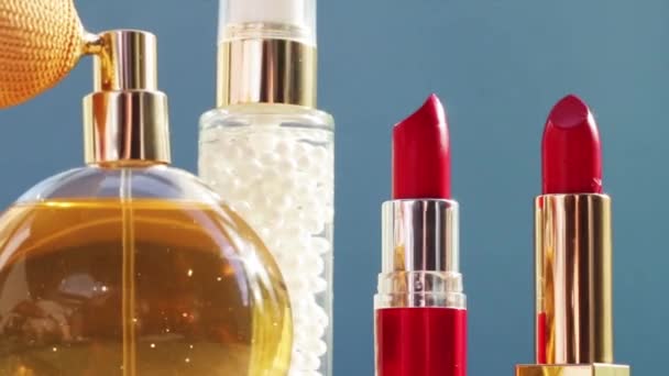 Набір косметичних засобів для макіяжу зі шкіри, парфумів та помади, святкова косметика та бренд розкоші — стокове відео