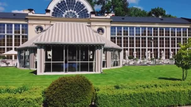 Belvedere Restaurant en Paleis in Lazienki of Royal Baths Park, prachtige natuur op zonnige dag — Stockvideo