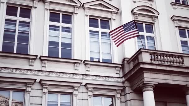 미국 독립 기념일의 상징으로 워싱턴에 있는 건물에 손을 흔들고 있는 미국 국기 — 비디오