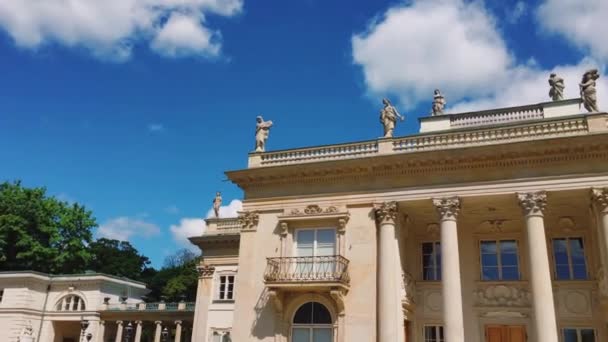 位于拉齐恩基或皇家浴场的贝维迪尔餐厅和宫殿，阳光明媚的自然美景 — 图库视频影像