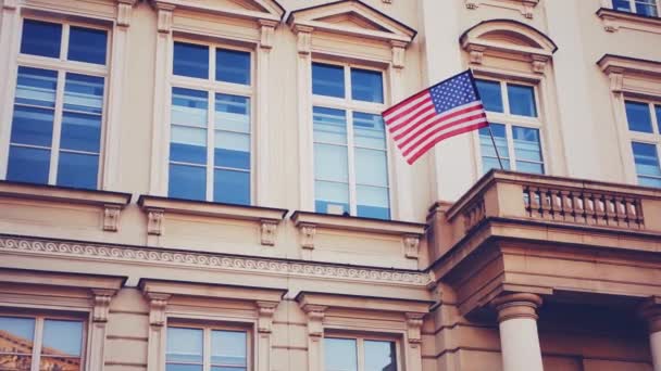 Bandeira americana acenando no prédio em Washington, nos Estados Unidos, símbolo do Dia da Independência Nacional — Vídeo de Stock