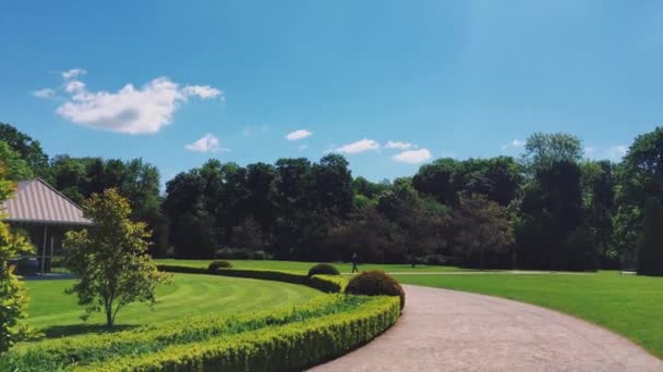 Lazienki 'deki Belvedere Restoranı ve Sarayı ya da Kraliyet Hamamları Parkı, güneşli bir günde güzel doğa. — Stok video