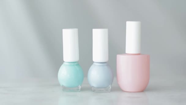 Escena de productos de belleza natural, manos femeninas y botellas de esmalte de uñas para manicura francesa, esmalte de uñas pastel colorido en mesa de mármol, maquillaje y marca cosmética — Vídeos de Stock