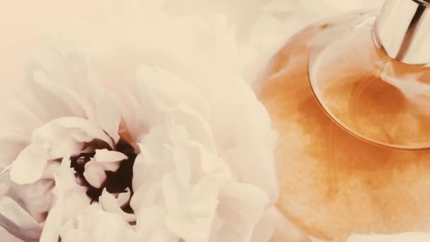 Винтажные духи флакон с пионерскими цветами, шикарный аромат аромат как роскошный косметический, ретро моды и красоты фона продукта — стоковое видео
