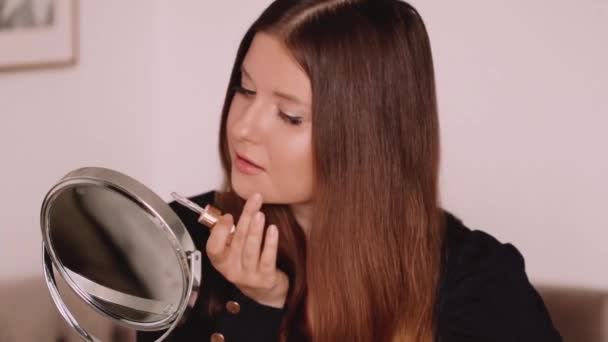 Blogueur beauté appliquant le maquillage devant le miroir, portrait de belle femme modèle, soins de la peau et cosmétique — Video