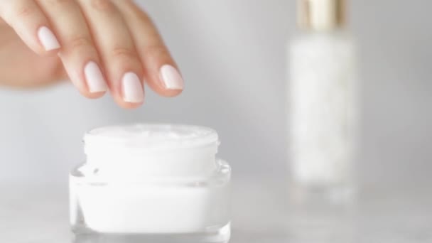 Mano femenina que aplica crema hidratante o loción corporal para una piel sana, mujer y su rutina de cuidado de la piel, producto cosmético orgánico y marca de belleza de lujo — Vídeos de Stock