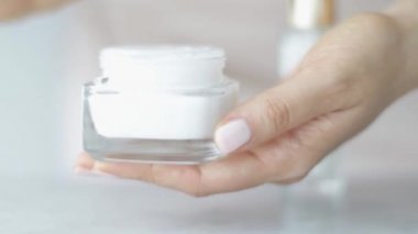 Sağlıklı cilt, kadın ve cilt bakım ürünleri, organik kozmetik ürünleri ve lüks güzellik markası için nemlendirici krem ya da vücut losyonu kullanan kadın eli.