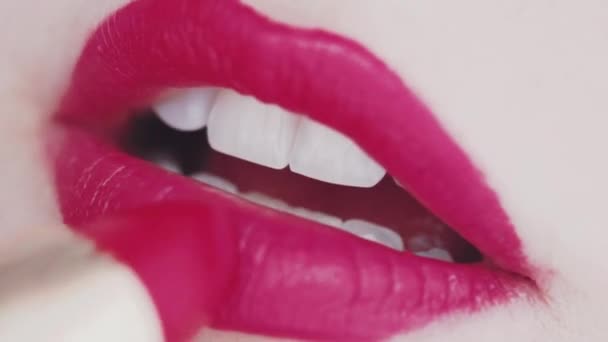 Labios con lápiz labial rosa y dientes blancos sonriendo, macro primer plano de sonrisa femenina feliz, salud dental y maquillaje de belleza — Vídeo de stock