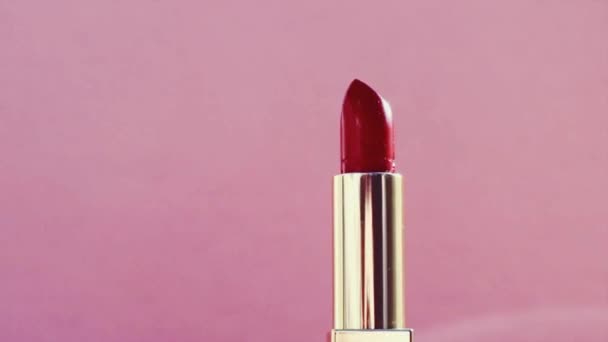 Rózsaszín rúzs arany csőben és csillogó fény fáklyák, luxus smink termék és nyaralás kozmetikumok szépség márka — Stock videók