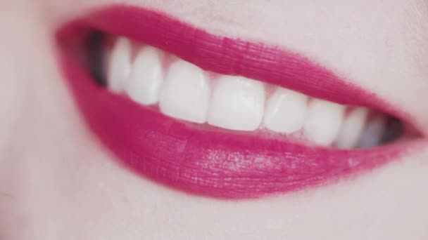 분홍 립스틱과 흰 치아로 웃는 입술, 행복 한 암컷 미소의 매크로 클로즈업, 치아 건강과 아름다운 화장 — 비디오