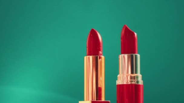 Twee chique rode lipsticks op groene achtergrond en stralende lichtfakkels, luxe make-up product en vakantie cosmetica voor beauty merk — Stockvideo