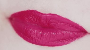 Dudakları pembe rujlu ve beyaz dişli gülümseyen, makro yakın plan mutlu kadın gülüşü, diş sağlığı ve güzellik makyajı