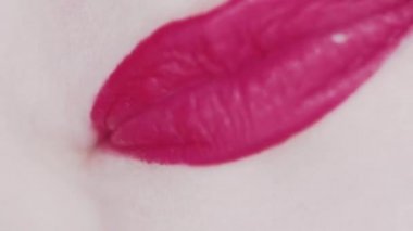 Dudakları pembe rujlu ve beyaz dişli gülümseyen, makro yakın plan mutlu kadın gülüşü, diş sağlığı ve güzellik makyajı