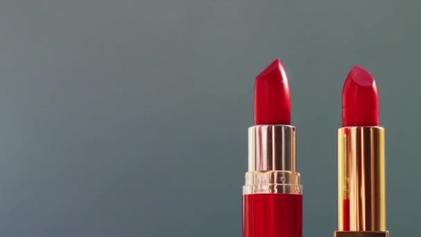 Dwie luksusowe czerwone szminki na tle koloru i błyszczące lekkie flary, luksusowy makijaż i kosmetyki wakacyjne dla marki urody — Wideo stockowe