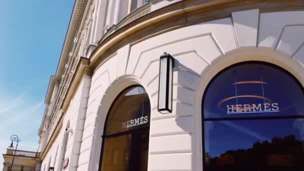 Logotipo de Hermes se muestra en tienda boutique, moda y artículos de cuero marca y experiencia de compra de lujo — Vídeos de Stock