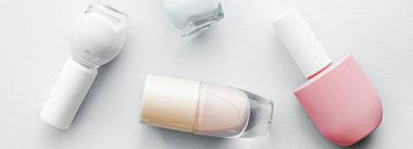 Beyaz arka planda tırnak cilası şişeleri, güzellik markası