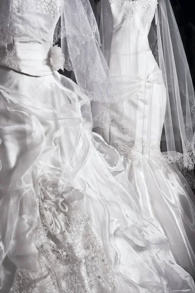 Vestidos de noiva em uma loja nupcial, moda e estilo — Fotografia de Stock