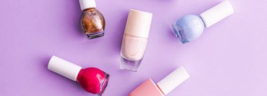 Mor arka planda oje şişeleri, güzellik markası.