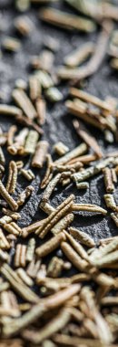 Biberiye, düz zemin, kuru gıda baharatları ve tarif malzemesi olarak lüks taş arka planda yakın plan