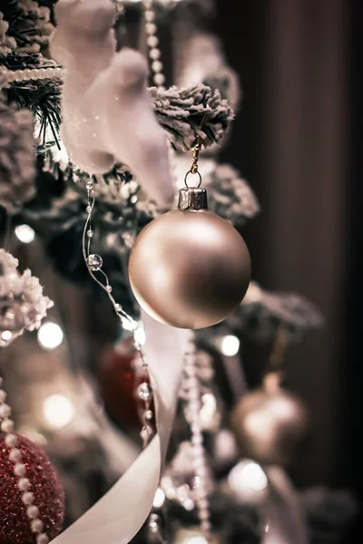 Vánoční ozdoby stromků, ozdoby, luky a věnce jako slavnostní výzdoba domova, ročník přání pro luxusní dovolenou značky, flatlay design — Stock fotografie