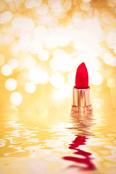 Lápiz labial rojo sobre fondo dorado, maquillaje y producto cosmético — Foto de Stock