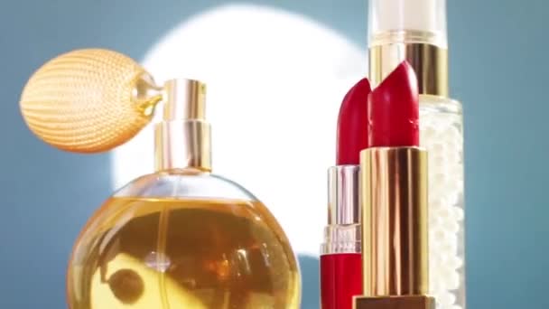 Conjunto de produtos de maquiagem de cuidados com a pele, perfume e batons, cosméticos de férias e marca de beleza de luxo — Vídeo de Stock