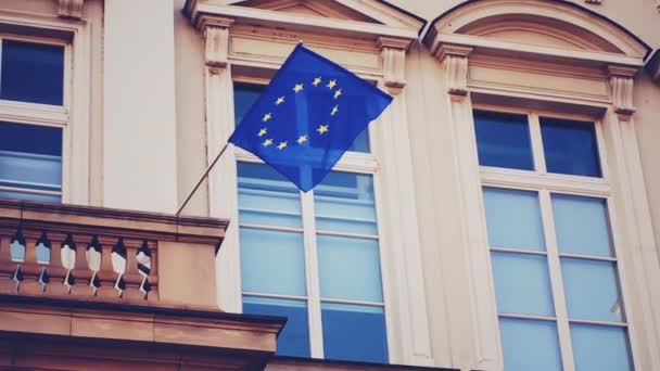 Drapeau de l'Union européenne flottant sur le bâtiment à Bruxelles, en Belgique, symbole du Parlement européen, de la Commission et du Conseil — Video