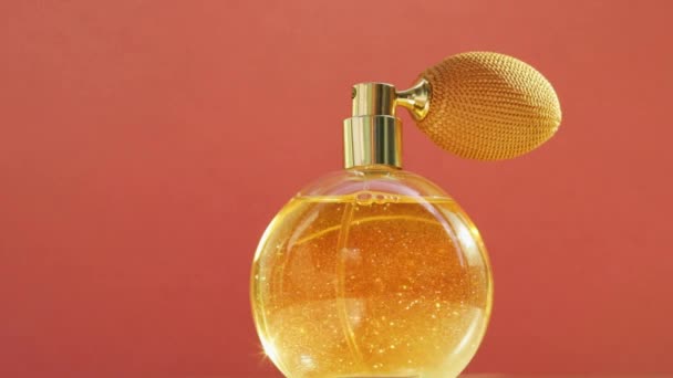 金色的香水瓶和闪亮的闪光，别致的香气作为化妆品和美容品牌的奢侈品 — 图库视频影像