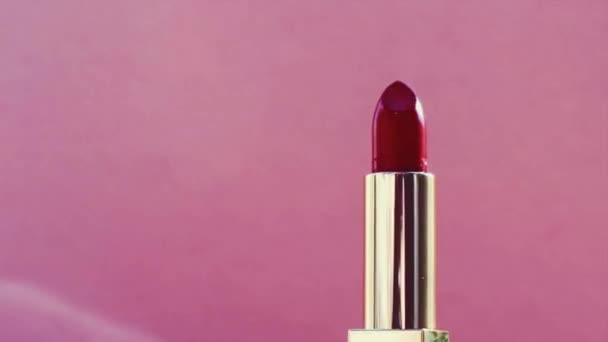 Ροζ κραγιόν σε χρυσό σωλήνα και λαμπερό φως φωτοβολίδες, πολυτελή προϊόντα μακιγιάζ και καλλυντικά διακοπών για το εμπορικό σήμα ομορφιάς — Αρχείο Βίντεο