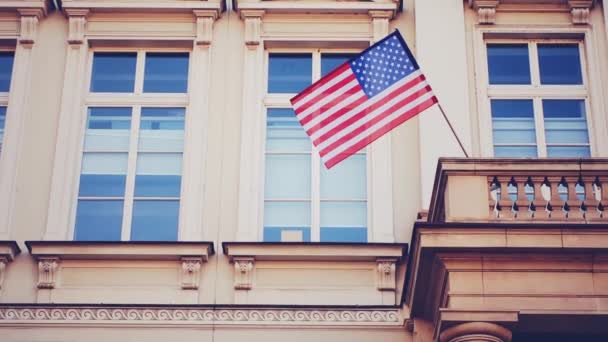 Amerikaanse vlag wapperend op het gebouw in Washington in de Verenigde Staten, symbool van Nationale Onafhankelijkheidsdag — Stockvideo